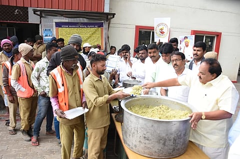 ಸಿದ್ದರಾಮಯ್ಯ ಅಭಿಮಾನಿಗಳಿಂದ ಮೈಸೂರಿನಲ್ಲಿ ನಾಟಿಕೊಳಿ ಬಿರಿಯಾನಿ ನೀಡಲಾಯಿತು.