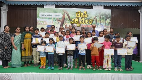 ಮೈಸೂರಿನ ನಂಜರಾಜ ಬಹದ್ದೂರ್ ಛತ್ರದಲ್ಲಿ ‘ದೇಸಿ ಎಣ್ಣೆ ಮೇಳ’ ಪ್ರಯುಕ್ತ ಆಯೋಜಿಸಿದ್ದ ಚಿತ್ರಕಲಾ ಸ್ಪರ್ಧೆಯಲ್ಲಿ ವಿಜೇತ ಮಕ್ಕಳಿಗೆ ಬಹುಮಾನ ವಿತರಿಸಲಾಯಿತು.