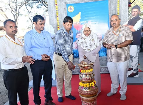  ಹತ್ತರಗಿಯ ಬಸ್ ನಿಲ್ದಾಣದಲ್ಲಿ ಸ್ಥಾಪಿಸಲಾದ ವಸ್ತುಪ್ರದರ್ಶನ ಮಳಿಗೆಗೆ ಸೋಮವಾರ ಗ್ರಾಮ ಪಂಚಾಯತಿ ಅಧ್ಯಕ್ಷತೆ ಆಸ್ಮಾ ಫಣಿಬಂಧ ಚಾಲನೆ ನೀಡಿದರು.