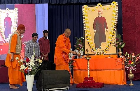  ಬೆಳಗಾವಿಯ ರಾಮಕೃಷ್ಣ ಮಷನ್ ಆಶ್ರಮದಲ್ಲಿ ಸೋಮವಾ ಜರುಗಿದ ಯುವ ದಿನದಲ್ಲಿ ಸ್ವಾಮಿ ಮೋಕ್ಷಾತ್ಮಾನಂದ ದೀಪ ಬೆಳಗಿದರು. ಸ್ವಾಮಿ ಆತ್ಮಪ್ರಣಾನಂದ, ಡಾ.ರವೀಂದ್ರ ಗುರುವಣ್ಣವರ, ಮಧುಸೂದನ್ ಇದ್ದಾರೆ.