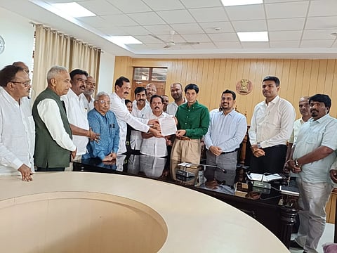 ಮೈಸೂರು ಅಭಿವೃದ್ಧಿಗೆ ಸಂಬಂಧಿಸಿದಂತೆ ಕಾಂಗ್ರೆಸ್ ನಿಯೋಗ ಮಂಗಳವಾರ ಜಿಲ್ಲಾಧಿಕಾರಿ ಜಿ. ಲಕ್ಷ್ಮೀಕಾಂತ್ ರೆಡ್ಡಿ ಅವರಿಗೆ ಮನವಿ ಪತ್ರ ಸಲ್ಲಿಸಿತು.