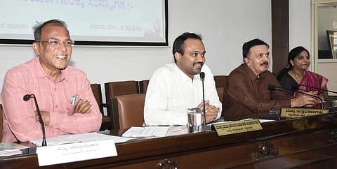 ಮೈಸೂರು ಜಿಲ್ಲಾ ಪಂಚಾಯಿತಿ ಸಭಾಂಗಣದಲ್ಲಿ ಮಂಗಳವಾರ ಆಯೋಜಿಸಿದ್ದ ಜಿಲ್ಲಾ ಮಾನವ ಅಭಿವೃದ್ಧಿ ವರದಿ-2025 ಮತ್ತು ಸಮಗ್ರ ಸುಸ್ಥಿರ ಜಿಲ್ಲಾ ಅಭಿವೃದ್ಧಿ ದೂರದೃಷ್ಟಿ ಯೋಜನೆ-2031ರ ತರಬೇತಿ ಕಾರ್ಯಾಗಾರದಲ್ಲಿ ಎಸ್.ಯುಕೇಶ್ ಕುಮಾರ್, ಕೆ.ಪಿ.ಪ್ರಭುಸ್ವಾಮಿ, ಡಾ. ನವಿತಾ ತಿಮ್ಮಯ್ಯ ಹಾಗೂ ಇತರರು ಇದ್ದರು.
