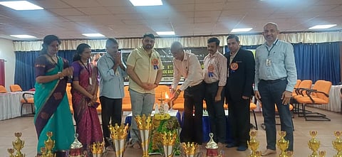 ಅಂತಾರಾಷ್ಟ್ರೀಯಮಟ್ಟದ ಫಿಡೆ ಓಪನ್ ರಾಪಿಡ್ ಚೆಸ್ ಟೂರ್ನಮೆಂಟನ್ನು ವಿವೇಕಾನಂದ ಕಾಲೇಜ್ ಆಪ್ ಇಂಜಿನಿಯರಿಂಗ್ ಆಂಡ್ ಟೆಕ್ನಾಲಜೀಸ್ ಸಂಚಾಲಕ ಟಿ.ಎಸ್.ಸುಬ್ರಹ್ಮಣ್ಯ ಭಟ್ ಉದ್ಘಾಟಿಸಿದರು. ಪ್ರಮುಖರಾದ ಸತ್ಯಲತಾ ರೈ, ಲಕ್ಷ್ಮೀಕಾಂತ ಬಿ.ಆಚಾರ್ಯ, ಶ್ರೀಶಾ ಕೆ. ಮೊದಲಾದವರಿದ್ದರು.