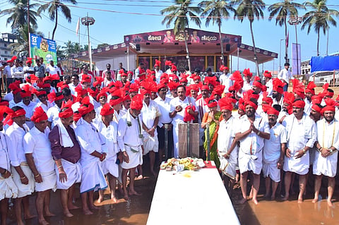 ಕೋಟಿ ಚೆನ್ನಯ ಜೋಡುಕರೆ ಕಂಬಳವನ್ನು ಶ್ರೀ ಮಹಾಲಿಂಗೇಶ್ವರ ದೇವಸ್ಥಾನ ವ್ಯವಸ್ಥಾಪನಾ ಸಮಿತಿ ಅಧ್ಯಕ್ಷ ಈಶ್ವರ ಭಟ್ ಪಂಜಿಗುಡ್ಡೆ ಉದ್ಘಾಟಿಸಿದರು. ಪ್ರಮುಖರಾದ ಶಕುಂತಳಾ ಟಿ.ಶೆಟ್ಟಿ, ವಿದ್ಯಾ ಕಾಳೆ, ಪದ್ಮನಾಭ ಶೆಟ್ಟಿ ಮೊದಲಾದವರಿದ್ದರು.
