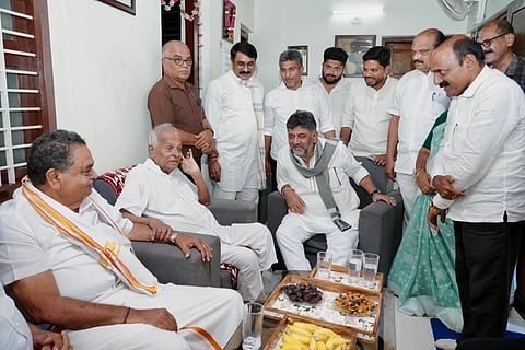 ಡಿ.ಕೆ. ಶಿವಕುಮಾರ್ ಕೇಂದ್ರದ ಮಾಜಿ ಸಚಿವ ಬಿ.ಜನಾರ್ದನ ಪೂಜಾರಿ ಅವರ ಮನೆಗೆ ಭೇಟಿ 