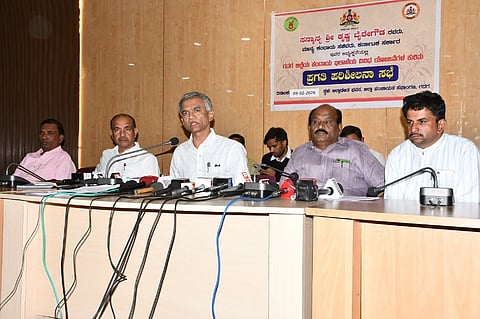   ಗದಗ ಜಿಲ್ಲಾಡಳಿತ ಭವನದಲ್ಲಿ ಸಚಿವ ಕೃಷ್ಣಬೈರೇಗೌಡ ಸುದ್ದಿಗೋಷ್ಠಿ ನಡೆಸಿದರು. ಸಿ.ಎನ್. ಶ್ರೀಧರ, ದುರಗೇಶ ಕೆ.ಆರ್, ಬಿ.ಬಿ. ಅಸೂಟಿ, ಅಶೋಕ ಮಂದಾಲಿ ಇದ್ದರು.