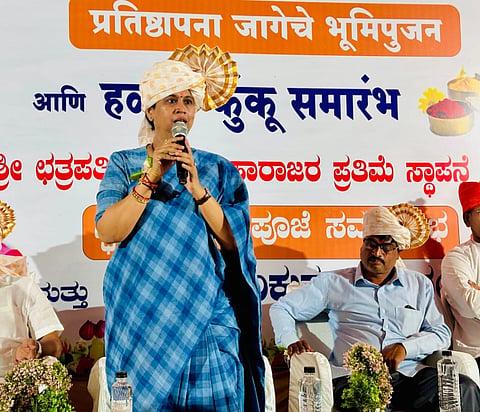 ಖನಗಾಂವ ಕೆ.ಎಚ್ ಗ್ರಾಮದಲ್ಲಿ ಛತ್ರಪತಿ ಶಿವಾಜಿ ಮಹಾರಾಜರ ಭವ್ಯ ಮೂರ್ತಿಯ ಪ್ರತಿಷ್ಠಾಪನೆಯಲ್ಲಿ ಸಚಿವೆ ಲಕ್ಷ್ಮೀ  ಹೆಬ್ಬಾಳ್ಕರ್ ಮಾತನಾಡಿದರು