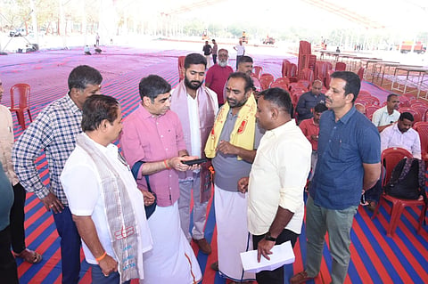  ಮೈಸೂರಿನ ಮಹಾರಾಜ ಕಾಲೇಜು ಮೈದಾನದಲ್ಲಿ ಆಯೋಜಿಸಿರುವ ಸಾಮೂಹಿಕ ಹನುಮಾನ್ ಚಾಲೀಸಾ ಪಾರಾಯಣ ಕಾರ್ಯಕ್ರಮದ ಸಿದ್ಧತೆಯನ್ನು ಗಣ್ಯರು ಗುರುವಾರ ಪರಿಶೀಲಿಸಿದರು.