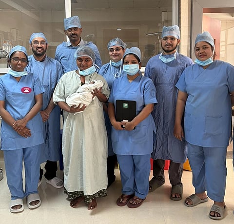 ಬೆಳಗಾವಿಯ ಕೆಎಲ್‌ಇ ಸಂಸ್ಥೆಯ ಡಾ.ಪ್ರಭಾಕರ ಕೋರೆ ಆಸ್ಪತ್ರೆ ಹಾಗೂ ವೈದ್ಯಕೀಯ ಸಂಶೋಧನಾ ಕೇಂದ್ರದಲ್ಲಿ ಯಶಸ್ವಿ ಶಸ್ತ್ರಚಿಕಿತ್ಸೆಗೊಳಗಾದ ನವಜಾತ ಶಿಶುವಿನೊಂದಿಗೆ ವೈದ್ಯರ ತಂಡ.