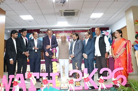 ಮೈಸೂರಿನ ವಿದ್ಯಾವರ್ಧಕ ಪ್ರಥಮ ದರ್ಜೆ ಕಾಲೇಜಿನಲ್ಲಿ ಶುಕ್ರವಾರ ಆಯೋಜಿಸಿದ್ದ ವಿದ್ವತ್ ಕಾರ್ಯಕ್ರಮವನ್ನು ಮೈಸೂರು ವಿಶ್ವವಿದ್ಯಾಲಯದ ಕುಲಪತಿ ಪ್ರೊ.ಎನ್.ಕೆ. ಲೋಕನಾಥ್ ಉದ್ಘಾಟಿಸಿದರು.  ಸಿ. ನವೀನ್ ಚಂದರ್, ಡಾ.ಎಸ್.ಮರೀಗೌಡ,  ಗುಂಡಪ್ಪಗೌಡ, ಶ್ರೀಶೈಲರಾಮಣ್ಣವರ್, ಟಿ.ನಾಗರಾಜು ಹಾಗೂ ಇತರರು ಇದ್ದರು.