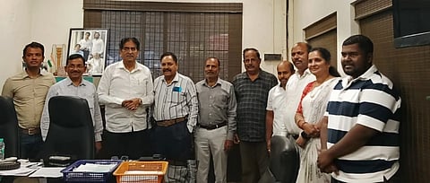 ಬಸವನ ಕುಡಚಿ ಮಹಾಲಕ್ಷ್ಮೀ ನಗರ ನಿವಾಸಿಗಳು ಶಾಸಕ ಆಸೀಫ್ ಸೇಠ್‌ರಿಗೆ ಮನವಿ ಸಲ್ಲಿಸಿದರು. 