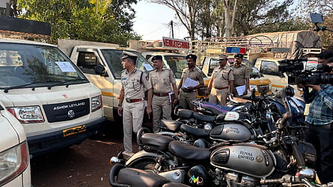 ಬೆಳಗಾವಿ ತಾಲೂಕಿನ ಮಾರಿಹಾಳ ಠಾಣೆಪೊಲೀಸರ  ಕಳ್ಳತನ  ಆಗಿರುವ ವಾಹನ ವಶಪಡಿಸಿಕೊಂಡಿದ್ದಾರೆ.