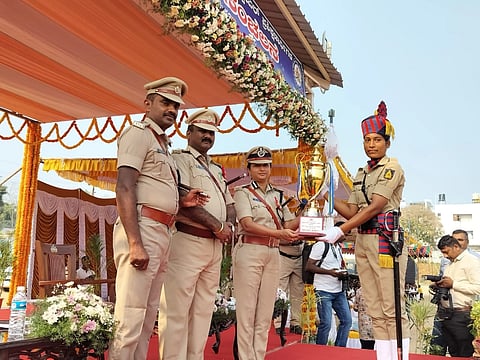 ಮೈಸೂರು ನಗರದಲ್ಲಿ ಶನಿವಾರ ಆಯೋಜಿಸಿದ್ದ 10ನೇ ತಂಡದ ಮಹಿಳಾ ಪೊಲೀಸ್ ಕಾನ್‌ಸ್ಟೇಬಲ್‌ಗಳ ನಿರ್ಗಮನ ಪಥ ಸಂಚಲನದಲ್ಲಿ ಬೆಳಗಾವಿ ನಗರದ ಭುವನೇಶ್ವರಿ ಬಸಪ್ಪ ಪಿಡಶೆಟ್ಟಿ ಅತ್ಯುತ್ತಮ ಪ್ರಶಿಕ್ಷಣಾರ್ಥಿ ಪ್ರಶಸ್ತಿ ಪಡೆದರು. ನಗರ ಪೊಲೀಸ್ ಆಯುಕ್ತೆ ಸೀಮಾ ಲಾಟ್ಕರ್, ಪೊಲೀಸ್ ತರಬೇತಿ ಶಾಲೆಯ ಪ್ರಭಾರ ಪ್ರಾಂಶುಪಾಲ ಸಿ.ಮಲ್ಲಿಕ್, ಡಿವೈಎಸ್ಪಿ ಶಂಕರೇಗೌಡ ಪ್ರಶಸ್ತಿ ಪ್ರದಾನ ಮಾಡಿದರು.