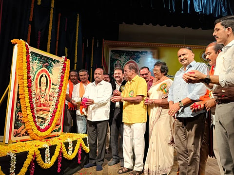  ಮೈಸೂರು ನಗರದ ಕಿರುರಂಗಮಂದಿರದಲ್ಲಿ ಭಾನುವಾರ ಆಯೋಜಿಸಲಾಗಿದ್ದ ಶ್ರೀ ಯೋಗಿನಾರೇಯಣ ಯತೀಂದ್ರರ (ಕೈವಾರ ತಾತಯ್ಯ) ಜಯಂತಿಯಲ್ಲಿ ಕೈವಾರ ತಾತಯ್ಯ ಭಾವಚಿತ್ರಕ್ಕೆ ಗಣ್ಯರು ಪುಷ್ಪಾರ್ಚನೆ ನೆರವೇರಿಸಿದರು. ಸಿ.ಎನ್. ಮಂಜೇಗೌಡ, ಡಾ. ಸುದರ್ಶನ್, ಗುಬ್ಬಿ ಗೂಡು ರಮೇಶ್, ವೆಂಕಟೇಶ್, ಮೀನಾ ತೂಗುದೀಪ್ ಹಾಗೂ ಇತರರು ಇದ್ದರು.