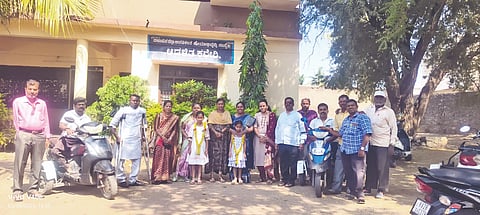 ವಿಜಯಪುರ ನಗರದ ಖೇಡ ಸಭಾ ಭವನದಲ್ಲಿ ಭಾನುವಾರ ಮಹಿಳಾ ದಿನ ಆಚರಿಸಲಾಯಿತು. ಮೀನಾಕ್ಷಿ ಸಿಂಧೆ, ವಿನೋದ ಖೇಡ, ಸಂಜೋತ ಪಾಟೀಲ ಮತ್ತಿತರರಿದ್ದಾರೆ.