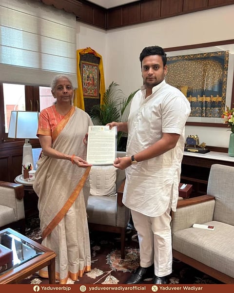 ಮೈಸೂರು ನಗರವನ್ನು ಆರ್ಥಿಕ ವಲಯ ಯೋಜನೆಗೆ ಸೇರ್ಪಡೆಗೊಳಿಸಬೇಕು ಎಂದು ಸಂಸದ ಯದುವೀರ್ ಕೃಷ್ಣದತ್ತ ಚಾಮರಾಜ ಒಡೆಯರ್ ಕೇಂದ್ರ ಹಣಕಾಸು ಸಚಿವೆ ನಿರ್ಮಲಾ ಸೀತಾರಾಮನ್‌ಗೆ ಮನವಿ ಸಲ್ಲಿಸಿದರು.