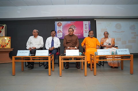 ಬೋಗಾದಿಯ ಅಮೃತ ವಿಶ್ವ ವಿದ್ಯಾಪೀಠದಲ್ಲಿ ಗುರುವಾರ ಆಯೋಜಿಸಿದ್ದ ‘ಸದ್ಗಮಯ’ ಅಂತರ ಕಾಲೇಜು ಉತ್ಸವವನ್ನು ಕರ್ನಾಟಕ ರಾಜ್ಯ ಮುಕ್ತ ವಿಶ್ವವಿದ್ಯಾಲಯ ಕುಲಪತಿ ಪ್ರೊ. ಶರಣಪ್ಪ ವಿ. ಹಲಸೆ ಉದ್ಘಾಟಿಸಿದರು. ಅನಂತಾನಂದ ಚೈತನ್ಯ, ಪ್ರೋ. ಶೇಖರ್ ಬಾಬು, ಪ್ರೊ.ಜಿ. ರವೀಂದ್ರನಾಥ್, ರೇಖಾ ಭಟ್ ಇದ್ದರು.