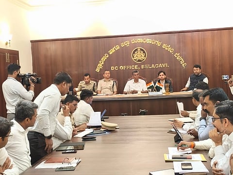  ಬೆಳಗಾವಿ ನಗರದ ಜಿಲ್ಲಾಧಿಕಾರಿ ಸಭಾಂಗಣದಲ್ಲಿ ಶುಕ್ರವಾರ ಜರುಗಿದ ಸಭೆಯಲ್ಲಿ ಸಚಿವ ಸತೀಶ ಜಾರಕಿಹೊಳಿ ಮಾತನಾಡಿದರು. ಮೊಹಮ್ಮದ ರೋಷನ್, ರಾಹುಲ ಶಿಂಧೆ ಇತರರಿದ್ದರು.