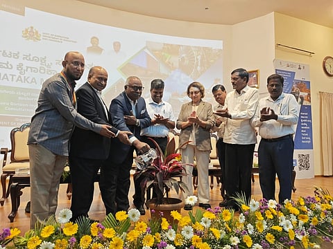 ಮೈಸೂರು ನಗರದ ಎಸ್‌ಡಿಎಂ ಇನ್‌ಸ್ಟಿಟ್ಯೂಟ್ ಫಾರ್ ಮ್ಯಾನೇಜ್ಮೆಂಟ್ ಕಾಲೇಜಿನಲ್ಲಿ ಮೈಸೂರು ವಿಭಾಗ ಮಟ್ಟದ ಪಾಲುದಾರರ ಸಮಾಲೋ ಚನಾ ಕಾರ್ಯಾಗಾರವನ್ನು ಮೈಸೂರು ಚೇಂಬರ್ ಆಫ್ ಕಾಮರ್ಸ್ ಅಧ್ಯಕ್ಷ ಕೆ.ಬಿ. ಲಿಂಗರಾಜು ಉದ್ಘಾಟಿಸಿದರು. ಪ್ರಭಾಕರ, ವಿಜಯಶಂಕರ್, ಮೌಸಮಿ ಸೇಮ್ ಗುಪ್ತ, ಸುರೇಶ್ ಕುಮಾರ್ ಜೈನ್ ಹಾಗೂ ಇತರರು ಇದ್ದರು.