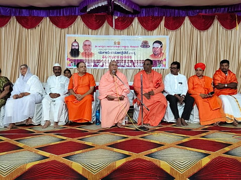  ಆಂಧ್ರಪ್ರದೇಶದ ಶ್ರೀಶೈಲದಲ್ಲಿ ಯುಗಾದಿ ಮಹೋತ್ಸವದ ನಿಮಿತ್ಯ ಜಗದ್ಗುರು ಸಾರಂಗಧರ ರಾಷ್ಟ್ರೀಯ ಸೇವಾಪೀಠದಲ್ಲಿ ಆಯೋಜಿಸಿದ್ದ ಶಿವ ದರ್ಶನ ಪ್ರವಚನದಲ್ಲಿ ‌ನಿಡುಮಾನಿಡಿ ಶ್ರೀಗಳು ಮಾತನಾಡಿದರು.  ಜಗದ್ಗುರು ಡಾ.ಸಾರಂಗಧರ ದೇಶಿಕೇಂದ್ರ ಮಹಾಸ್ವಾಮಿಗಳು, ಮಲ್ಲಿಕಾರ್ಜುನ ಖೇಮಜಿ, ಲಚ್ಚಪ್ಪ ಜಮಾದಾರ ಇತರರಿದ್ದರು.
