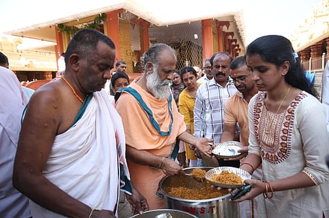  ಯುಗಾದಿ ಅಂಗವಾಗಿ ದೇವಾಲಯದಲ್ಲಿ ವಿಜಯನಗರದ ಶ್ರೀ ಯೋಗಾನರಸಿಂಹ ಸ್ವಾಮಿ ದೇವಾಲಯದಲ್ಲಿ ಭಕ್ತಾದಿಗಳಿಗೆ ಪ್ರಸಾದ ವಿತರಿಸಲಾಯಿತು.