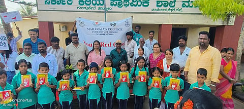  ಮೈಸೂರಿನ ಮಹಾರಾಜ ಕಾಲೇಜಿನ ಯೂತ್ ರೆಡ್ ಕ್ರಾಸ್ ಘಟಕದಿಂದ ಗುಂಡ್ಲುಪೇಟೆ ತಾಲೂಕಿನ ಮದ್ದೂರು ಕಾಲೋನಿಯ  ಸರ್ಕಾರಿ ಕಿರಿಯ ಪ್ರಾಥಮಿಕ ಶಾಲೆಯ ವಿದ್ಯಾರ್ಥಿಗಳಿಗೆ ಜ್ಯಾಮಿತಿ ಪೆಟ್ಟಿಗೆ ಮತ್ತು ಪುಸ್ತಕ ವಿತರಣೆ ಮಾಡಲಾಯಿತು. ಪ್ರೊ.ರೇಖಾ ಕೆ. ಜಾದವ್, ಡಾ. ಶ್ವೇತಾ ಎಂ. ಹನ್ಸ್, ಡಾ. ಬಿ.ಎಸ್.ದಿನಮಣಿ, ಡಾ. ಸೋಮಲತಾ, ಪುನೀತ್, ದಿನೇಶ್ ರಾವ್ ಹಾಗೂ ಇತರರು ಇದ್ದರು.