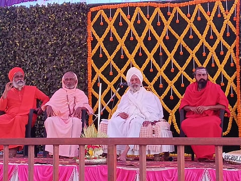 ಕಲಬುರಗಿ: ಹುಬ್ಬಳ್ಳಿಯ ಛಬ್ಬಿ ಕ್ರಾಸ್ ಬಳಿ ನಿರ್ಮಾಣಗೊಂಡಿರುವ ಸಮಾಧಾನದಲ್ಲಿ ನಡೆದ ಯುಗಾದಿ ಸಂಭ್ರಮದಲ್ಲಿ ಮೌನಯೋಗಿ ಜಡೆಯ ಶಾಂತಲಿಂಗೇಶ್ವರ ಸ್ವಾಮಿಗಳು ಸಾನ್ನಿಧ್ಯ ವಹಿಸಿ ಆಶೀರ್ವಚನ ನೀಡಿದರು.