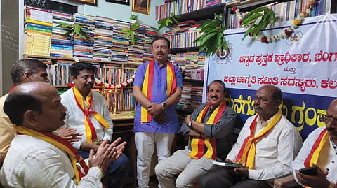 ಕಾರ್ಯಕ್ರಮದಲ್ಲಿ ಜಿಲ್ಲಾ ಜಾಗೃತಿ ಸಮಿತಿಯ ಸದಸ್ಯರಾದ ವಿಜಯಕುಮಾರ್ ರೋಣದ, ಶ್ರೀಶೈಲ್ ಮದಾನೆ, ರೇವಣಸಿದ್ದಪ್ಪ ದುಕಾನ, ಚಾಮರಾಜ ದೊಡ್ಡಮನಿ ಹಾಗೂ ಕುಟುಂಬದವರು ವಿದ್ಯಾರ್ಥಿಗಳು ಇದ್ದರು