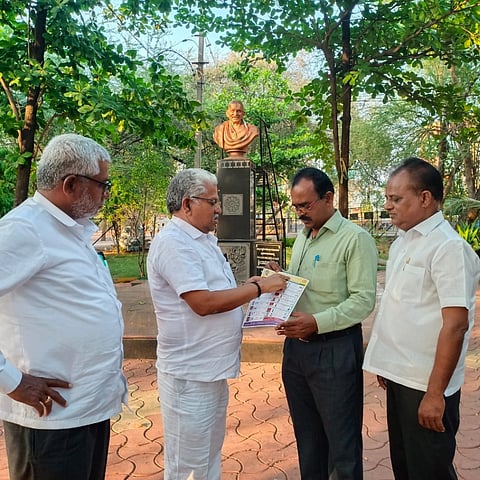 ಕಲಬುರಗಿ: ಚುನಾವಣೆ ಹಿನ್ನೆಲೆಯಲ್ಲಿ ರಾಜ್ಯ ಸರ್ಕಾರಿ ನೌಕರರ ಗೃಹ ನಿರ್ಮಾಣ ಸಹಕಾರ ಸಂಘದ ಅಧ್ಯಕ್ಷ ನಾಗಪ್ಪ ಕೆ. ಹೊನ್ನಳ್ಳಿ ಮತಯಾಚಿಸಿದರು.