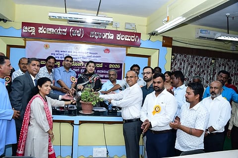 ಈ ಸಂದರ್ಭದಲ್ಲಿ ಜಿಲ್ಲಾ ಆರೋಗ್ಯ ಮತ್ತು ಕುಟುಂಬ ಕಲ್ಯಾಣ ಅಧಿಕಾರಿ ಶರಣಬಸಪ್ಪ ಕ್ಯಾತನಾಳ,ಆರೋಗ್ಯ ಮತ್ತು ಕುಟುಂಬ ಕಲ್ಯಾಣ ಇಲಾಖೆ ವಿಭಾಗೀಯ ಜಂಟಿ ನಿರ್ದೇಶಕ ಕಾರ್ಯಾಲಯ ದ ಉಪ ನಿರ್ದೇಶಕರುಗಳಾದ  ಡಾ. ಎ.ಎಸ್.ರುದ್ರವಾಡಿ, ಶರಣಬಸಪ್ಪಾ ಗಣಜಲಖೇಡ್, ತಾಲೂಕು ಆರೋಗ್ಯಾಧಿಕಾರಿ.  ಡಾ. ಮಾರುತಿ ಕಾಂಬಳೆ,  ಜಿಲ್ಲಾ ಸಮೀಕ್ಷಣಾಧಿಕಾರಿ. ಡಾ. ರಾಕೇಶ ಕಾಂಬಳೆ.  ಜಿಲ್ಲಾ ಸರ್ಕಾರಿ ಆಸ್ಪತ್ರೆ ಆರ್.ಎಂ.ಓ.  ಡಾ. ಓಂ ಪ್ರಕಾಶ ಅಂಬುರೆ ಹಾಗೂ ವಿವಿಧ ಸಂಘಗಳು ಹಾಗೂ ನರ್ಸಿಂಗ್ ಕಾಲೇಜಿನ ವಿದ್ಯಾರ್ಥಿಗಳು ಹಾಜರಿದ್ದರು.