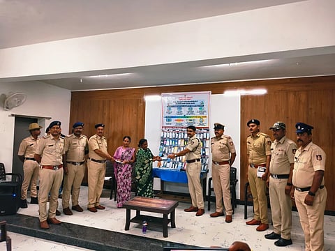 ಅಥಣಿ ಉಪವಿಭಾಗದ  ಠಾಣೆ ಪೊಲೀಸರು ಮಾಲೀಕರಿಗೆ ಮೊಬೈಲ್ ಪೋನ್ ಹಸ್ತಾಂತರಿಸಿದರು.