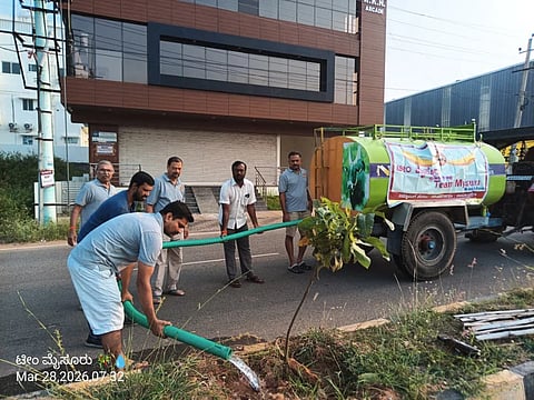  ಮೈಸೂರು ನಗರದಲ್ಲಿ ಗಿಡಗಳಿಗೆ ನೀರುಣಿಸುವ ಕಾರ್ಯ ಮಾಡುತ್ತಿರುವ ಟೀಂ ಮೈಸೂರು ಸದಸ್ಯರು