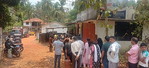 ಏಜೆನ್ಸಿಯ ಮುಂದು ಗ್ಯಾಸ್ ಸಿಲಿಂಡರ್ ಹಿಡಿದು ಸರತಿಯಲ್ಲಿ ನಿಂತಿರುವುದು.