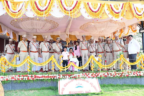 ಕಾರ್ಯಕ್ರಮದಲ್ಲಿ ಈಶಾನ್ಯ ವಲಯ ಪೊಲೀಸ್ ಉಪಮಹಾನಿರೀಕ್ಷಕ ಶಾಂತನು ಸಿನ್ಹಾ, ಆಂತರಿಕ ಭದ್ತತೆಯ ಗುಪ್ತ ವಾರ್ತೆಯ ಎಸ್.ಪಿ. ಎ.ಆರ್.ಕರ್ನಲ್, ಜಿಲ್ಲಾ ಉಪ ಪೊಲೀಸ್ ಆಯುಕ್ತ ಪ್ರವೀಣ್ ಎಚ್. ನಾಯಕ್,  ಹೆಚ್ಚುವರಿ ಪೊಲೀಸ್ ಅಧೀಕ್ಷಕ ಮಹೇಶ್ ಮೇಘಣ್ಣನವರ್, ಜಿಲ್ಲಾ ಶಸ್ತç ಮೀಸಲು ಪಡೆಯ ಡಿವೈಎಸ್‌ಪಿ ಶರಣಪ್ಪ ಸೇರಿದಂತೆ  ಪೊಲೀಸ್  ಅಧಿಕಾರಿಗಳು ನಿವೃತ್ತ ಪೊಲೀಸ್ ಅಧಿಕಾರಿಗಳು ಸಿಬ್ಬಂದಿಗಳು ಇದ್ದರು.