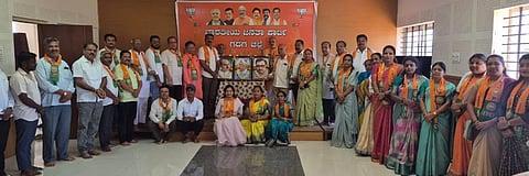  ಗದಗ ನಗರದ ಬಿಜೆಪಿ ಜಿಲ್ಲಾ ಕಚೇರಿಯಲ್ಲಿ ಬಿಜೆಪಿ ಸಂಸ್ಥಾಪನಾ ದಿನಾಚರಣೆ ಆಚರಿಸಲಾಯಿತು. ರಾಜು ಕುರಡಗಿ, ಎಸ್.ವಿ. ಸಂಕನೂರು, ಶ್ರೀಪತಿ ಉಡುಪಿ, ಜಗನ್ನಾಥಸಾ ಭಾಂಡಗೆ, ಬಿ.ಎಚ್.ಲದ್ವಾ, ಎಂ.ಎಂ.ಹಿರೇಮಠ,  ಲಿಂಗರಾಜ ಪಾಟೀಲ, ನಿರ್ಮಲಾ ಕೊಳ್ಳಿ,  ಸಿದ್ದು ಪಲ್ಲೇದ, ರವಿ ದಂಡಿನ, ಶಂಕರ ಕಾಕಿ, ಸುರೇಶ ಚಿತ್ತರಗಿ, ಅನೀಲ ಅಬ್ಬಿಗೇರಿ, ಶಶಿಧರ ದಿಂಡೂರ, ಸಂತೋಷ ಅಕ್ಕಿ, ರಮೇಶ ಸಜ್ಜಗಾರ, ನಾಗರಾಜ ತಳವಾರ, ದೇವೆಂದ್ರಪ್ಪ ಹೂಗಾರ, ರವಿ ಮಾನ್ವಿ, ವಿಶ್ವನಾಥ ಟೆಂಗಿನಕಾಯಿ, ಕೇಶವ ಕೋಟ್ನಿಕಲ್ ಇತರರು ಇದ್ದರು.