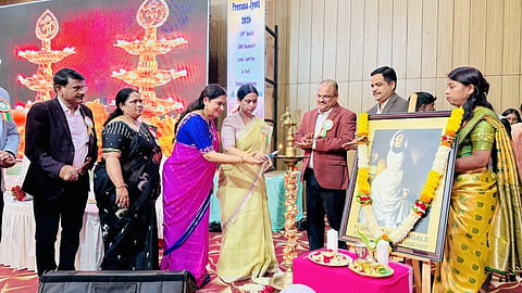ಬೆಳಗಾವಿಯ ಬಿಮ್ಸ್ ದಲ್ಲಿ ಆಯೋಜಿಸಲಾಗಿದ್ದ ಸರ್ಕಾರಿ ನರ್ಸಿಂಗ್ ಶಾಲೆಯ 109ನೇ ಬ್ಯಾಚ್ ವಿದ್ಯಾರ್ಥಿಗಳ “ಪ್ರೇರಣಾ ಜ್ಯೋತಿ - 2026” ದೀಪ ಬೆಳಗುವ ಮತ್ತು ಪ್ರಮಾಣ ವಚನ ಸ್ವೀಕಾರ ಸಮಾರಂಭ ಸಚಿವೆ ಲಕ್ಷ್ಮೀ ಹೆಬ್ಬಾಳಕರ್ ಉದ್ಘಾಟಿಸಿದರು.