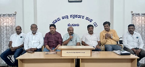  ಮೈಸೂರು ಪತ್ರಕರ್ತರ ಭವನದಲ್ಲಿ ಆಯೋಜಿಸಿದ್ದ ಸುದ್ದಿಗೋಷ್ಠಿಯಲ್ಲಿ  ಬಸವ ಜಯಂತಿ ಆಯೋಜನಾ ಸಮಿತಿ ಅಧ್ಯಕ್ಷ ಎಂ. ಚಂದ್ರಶೇಖರ್ ಬಸವ  ಜಯಂತಿ ಕುರಿತು ಮಾಹಿತಿ ನೀಡಿದರು.
