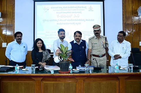 ಈ ಸಂದರ್ಭದಲ್ಲಿ ಹೆಚ್ಚುವರಿ ಪೊಲೀಸ್ ವರಿಷ್ಠಾಧಿಕಾರಿ ಮಹೇಶ್ ಮೇಘಣ್ಣನವರ್, ಜಿಲ್ಲಾ ಪಂಚಾಯತ್ ಉಪಕಾರ್ಯದರ್ಶಿ ಲಕ್ಷ್ಮಣ್ ಶೃಂಗೇರಿ ಕರ್ನಾಟಕ ರಾಜ್ಯ ದೂರ ಸಂವೇದಿ ಅನ್ವಯಿಕ ಕೇಂದ್ರ ವೈಜ್ಞಾನಿಕ ಅಧಿಕಾರಿ ಕರ್ನಾಕರ್, ಹಾಗೂ ಜಿಲ್ಲಾಮಟ್ಟದ ಅಧಿಕಾರಿಗಳು  ವಿವಿಧ ಇಲಾಖೆಯ ಅಧಿಕಾರಿಗಳು ಹಾಜರಿದ್ದರು