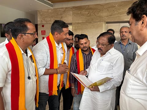  ಬೆಳಗಾವಿಯಲ್ಲಿ ಶುಕ್ರವಾರ ದೀಪಕ ಗುಡಗನಟ್ಟಿ ನೇತೃತ್ವದಲ್ಲಿ ಗೃಹ ಸಚಿವ ಡಾ.ಜಿ.ಪರಮೇಶ್ವರಗೆ ಮನವಿ ಸಲ್ಲಿಸಲಾಯಿತು.