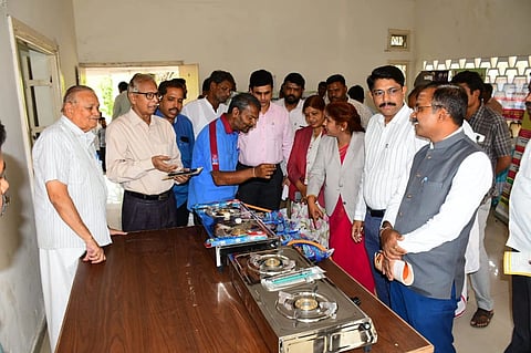 ಕಾರ್ಯಕ್ರಮದಲಿ ಕರ್ನಾಟಕ ರಾಜ್ಯ ಗ್ರಾಹಕರ ವ್ಯಾಜ್ಯಗಳ ಪರಿಹಾರ ಆಯೋಗ ಕಲಬುರಗಿ ಪೀಠ ಮತ್ತು ಕಲಬುರಗಿ ಜಿಲ್ಲಾ ಗ್ರಾಹಕರ ವ್ಯಾಜ್ಯಗಳ ಪರಿಹಾರ ಆಯೋಗದ ಸಹಾಯಕ ರಿಜಿಸ್ಟಾçರ್ ಮತ್ತು ಸಹಾಯಕ ಆಡಳಿತಾಧಿಕಾರಿ ಕೆ. ಮನೋಹರ ಕುಮಾರ ಹಾಗೂ ಸಿಬ್ಬಂದಿ ವರ್ಗದವರು, ಕಾನೂನು ಮಾಪನ ಶಾಸ್ತ್ರ ಇಲಾಖೆ ಸಹಾಯಕ ನಿಯಂತ್ರಕ ರಫಿಕ ಲಾಡಜಿ, ಹಾಗೂ ಸಿಬ್ಬಂದಿ ವರ್ಗ, ಕಲಬುರಗಿ ಜಿಲ್ಲಾ ಗ್ರಾಹಕರ ರಕ್ಷಣಾ ಪರಿಷತ್ತಿನ ಸದಸ್ಯರು, ಹಾಗೂ ಕಲಬುರಗಿ ಶ್ರೀ ಬಸವೇಶ್ವರ, ರೂರಲ್ ಡೆವಲಪಮೆಂಟ್ ಟ್ರಸ್ಟ ಅಧ್ಯಕ್ಷ ಬಾಪುಗೌಡ ಪಾಟೀಲ ಹಾಗೂ ಗ್ರಾಹಕರು ಇನ್ನಿತರರು ಉಪಸ್ಥಿತರಿದ್ದರು.