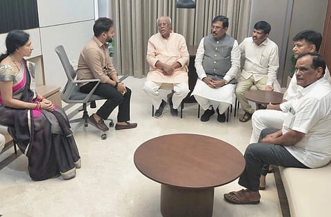 ಈ ಸಂದರ್ಭದಲ್ಲಿ ಕೇಂದ್ರದ ಮಾಜಿ ಸಚಿವರಾದ ಶ್ರೀ ಜಿ. ಎಂ. ಸಿದ್ದೇಶ್ವರ ಸೇರಿದಂತೆ ಇತರ ಪ್ರಮುಖ ಗಣ್ಯರು ಉಪಸ್ಥಿತರಿದ್ದು ಸಚಿವರ ಶೀಘ್ರ ಗುಣಮುಖಕ್ಕಾಗಿ ಪ್ರಾರ್ಥಿಸಿದರು.