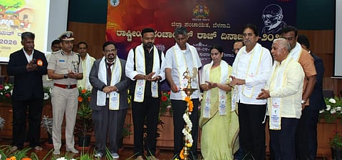  ಬೆಳಗಾವಿ ನಗರದ ಸುವರ್ಣವಿಧಾನಸೌಧ ಸಭಾಂಗಣದಲ್ಲಿ ಹಮ್ಮಿಕೊಂಡಿದ್ದ ರಾಷ್ಟ್ರೀಯ ಪಂಚಾಯತ್ ರಾಜ್ ದಿನ ಕಾರ್ಯಕ್ರಮದಲ್ಲಿ  ಸತೀಶ ಜಾರಕಿಹೊಳಿ ಮಾತನಾಡಿದರು. ಲಕ್ಷ್ಮೀ ಹೆಬ್ಬಾಳ್ಕರ್, ಗಣೇಶ ಹುಕ್ಕೇರಿ, ಮಹಾಂತೇಶ ಕೌಜಲಗಿ ಇತರರಿದ್ದರು.