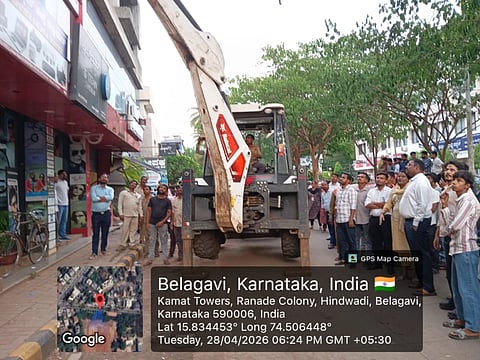  ಬೆಳಗಾವಿ ನಗರದ ಆರ್‌ಪಿಡಿ ವೃತ್ತದಲ್ಲಿ ಮಂಗಳವಾರ ಪಾಲಿಕೆ ಆಯುಕ್ತ ಕಾರ್ತಿಕ್.ಎಂ ನೇತೃತ್ವದಲ್ಲಿ ತೆರೆವು ಕಾರ್ಯಾಚರಣೆ ನಡೆಸಲಾಯಿತು.