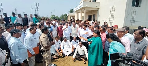 ಬೆಳಗಾವಿ ರಾಮತೀರ್ಥನಗರದಲ್ಲಿ ಮಂಗಳವಾರ ಸ್ಥಳೀಯ ನಾಗರಿಕರು ಪ್ರತಿಭಟನೆ ನಡೆಸಿದರು. ಹನಮಂತ ಕೊಂಗಾಲಿ, ಮುರೇಂದ್ರಗೌಡ ಪಾಟೀಲ, ಎನ್.ಬಿ.ನಿರ್ವಾಣಿ, ಸುರೇಶ ಯಾದವ ಇತರರಿದ್ದರು.