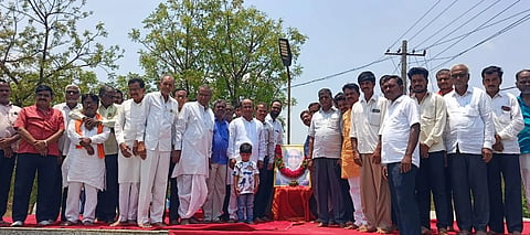 ಚಿಂಚೋಳಿ ಪಟ್ಟಣದ . ವೈಜನಾಥ ಪಾಟೀಲ್ ಸಮಾಧಿಗೆ ವಿಶೇಷ ಪೂಜೆ ಸಲ್ಲಿಸಿ  ಕಲ್ಯಾಣ ಕರ್ನಾಟಕ 371(ಜೆ) ಸಂರಕ್ಷಣಾ ಸಮಿತಿ ಹೋರಾಟಕ್ಕೆ ಡಿಸಿಸಿ ಬ್ಯಾಂಕ್ ನಿರ್ದೇಶಕ ಗೌತಮ ಪಾಟೀಲ್ ಚಾಲನೆ ನೀಡಿದರು. ಈ ವೇಳೆ ಕೊಪ್ಪಳದ ಶರಣಪ್ಪ ಜೆ. ಡಿ, ಗೋಪಾಲರಾವ ಕಟ್ಟಿಮನಿ, ಶಾಮರಾವ ಓಂಕಾರ್, ಭೀಮಶೇಟ್ಟಿ ಮುರುಡಾ, ಕುಪೇಂದ್ರರಾವ ಪಾಟೀಲ್, ಚಂದ್ರಶೇಖರ ಹರಸೂರ, ಕೆ.ಎಂ. ಬಾರಿ, ಚಿತ್ರಶೇಖರ ಪಾಟೀಲ್, ಬಸವರಾಜ ಸುಲೇಪೇಟ, ಉಮೇಶ ಪಾಟೀಲ್, ಶ್ರೀಮಂತ ಕಟ್ಟಿಮನಿ, ಗುಂಡಯ್ಯ ಸ್ವಾಮಿ, ಪೀತಂಬರಾವ ಘಂಟಿ, ಜಗನ್ನಾಥ ಗುತ್ತೇದಾರ, ಸತೀಶ ಇಟಗಿ, ನಾರಾಯಣ, ದೊಡ್ಡಪ್ಪ ಕುಷ್ಟಗಿ, ಸುರೇಶ ಕುಷ್ಟಗಿ, ಮುರಳಿರಾವ ಯಲಬುರ್ಗಾ, ಹೇಮಣ್ಣ ಯಲಬುರ್ಗಾ, ಬಸವರಾಜ ಜಿ. ಎಚ್. ಕೊಪ್ಪಳ, ಬಸವರಾಜ ಯಲಬುರ್ಗಾ ಇತರರು ಇದ್ದರು.