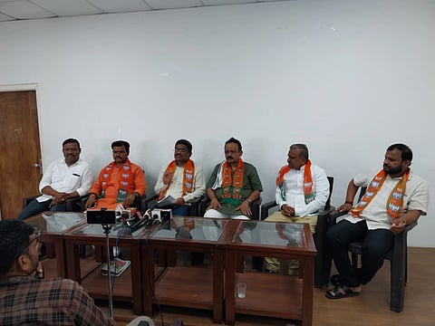 ವಿಜಯಪುರ ನಗರದ ಬಿಜೆಪಿ ಕಚೇರಿಯಲ್ಲಿ ವಿಧಾನ ಪರಿಷತ್ ಮಾಜಿ ಸದಸ್ಯ ಅರುಣ ಶಹಾಪುರ ಸುದ್ದಿಗೋಷ್ಠಿ ನಡೆಸಿದರು. ಗುರುಲಿಂಗಪ್ಪ ಅಂಗಡಿ, ಮುಖಂಡರಾದ ಈರಣ್ಣ ರಾವೂರ, ಭೀಮಾಶಂಕರ ಹದನೂರ ಇತರರಿದ್ದಾರೆ.