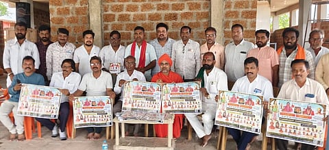 ಚಿಂಚೋಳಿ ಪಟ್ಟಣದ ಹೊರ ವಲಯದಲ್ಲಿರುವ ಬೋಮ್ಮನಹಳ್ಳಿಯ ಶ್ರೀ ಮೌನೇಶ್ವರ ಮಂದಿರದಲ್ಲಿ ಶನಿವಾರದಂದು ನಿಡಗುಂದಾ ಕಂಚಾಳಕುಂಠಿ ನಂದೀಶ್ವರ ಮಠದ ಷ. ಬ್ರ ಶ್ರೀ ಕರುಣೇಶ್ವರ ಶಿವಾಚಾರ್ಯರ ಸಮ್ಮುಖದಲ್ಲಿ ಹಮ್ಮಿಕೊಂಡ ಸುದ್ದಿಗೋಷ್ಠಿಯಲ್ಲಿ ರೇಣುಕಾಚಾರ್ಯ ಯುಗಮಾನೋತ್ಸ ಸ್ವಾಗತ ಸಮಿತಿ ಅಧ್ಯಕ್ಷ ಸಂಗಯ್ಯ ಸ್ವಾಮಿ ಅಣವಾರ ಮಾತನಾಡಿ ಕರಪತ್ರ ಬಿಡುಗಡೆಗೊಳಿಸಿದರು. ಈ ವೇಳೆ ನಿಡಗುಂದಾ ಕಂಚಾಳಕುಂಠಿ ನಂದೀಶ್ವರ ಮಠದ ಷ.ಬ್ರ ಶ್ರೀ ಕರುಣೇಶ್ವರ ಶಿವಾಚಾರ್ಯ, ವೀರಣ್ಣ ಗಂಗಾಣ್ಣಿ, ವಿರೇಶ ಯಂಪಳ್ಳಿ, ಶಿವಕುಮಾರ ಸ್ವಾಮಿ, ರೇವಣಸಿದ್ದ ಮೋಘಾ, ಸಿದ್ದಯ್ಯ ಸ್ವಾಮಿ, ಮಲ್ಲಿಕಾರ್ಜುನ ಸ್ವಾಮಿ ಉಡಪಿ, ಗುಂಡಯ್ಯ ಸ್ವಾಮಿ, ವೀರಶೇಟ್ಟಿ ಪಾಟೀಲ್, ಕಾಶಿನಾಥ ಸ್ವಾಮಿ, ಬಸಯ್ಯ ಸ್ವಾಮಿ, ಸಂಕೇತ ಬಬಲಾದಿ, ಸಂತೋಷ ಕಡಗದ ಇತರರು ಇದ್ದರು.