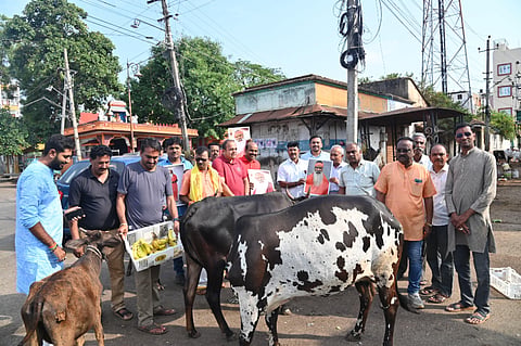 ಮೈಸೂರು ನಗರದ ಶ್ರೀ ಅವಧೂತ ದತ್ತಪೀಠದ ಶ್ರೀ ಗಣಪತಿ ಸಚ್ಚಿದಾನಂದ ಸ್ವಾಮೀಜಿ ಅವರ ಜನ್ಮ ದಿನಾಚರಣೆ ಪ್ರಯುಕ್ತ  ನಂಜುಮಳಿಗೆಯಲ್ಲಿ ಗೋಪೂಜೆ ಸಲ್ಲಿಸಿ ಗೋವುಗಳಿಗೆ ಮೇವು ವಿತರಿಸಲಾಯಿತು. ಎಂ.ಡಿ. ಪಾರ್ಥಸಾರಥಿ, ಮ.ವಿ. ರಾಮಪ್ರಸಾದ್, ಜಗದೀಶ್, ಗಿರೀಶ್, ಬಸವರಾಜ್ ಬಸಪ್ಪ, ವಿಕ್ರಂ ಅಯ್ಯಂಗಾರ್ ಹಾಗೂ ಇತರರು ಇದ್ದರು.