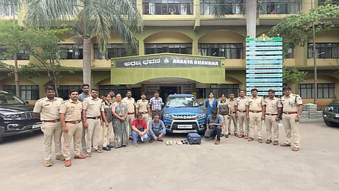  ಮೈಸೂರು ನಗರದಲ್ಲಿ ಆನೆದಂತ ಮಾರಾಟ ಮಾಡಲು ಯತ್ನಿಸುತ್ತಿದ್ದ ಆರೋಪಿಗಳನ್ನು ಅರಣ್ಯ ಇಲಾಖೆ ಸಿಬ್ಬಂದಿ ಬಂಧಿಸಿದ್ದಾರೆ.