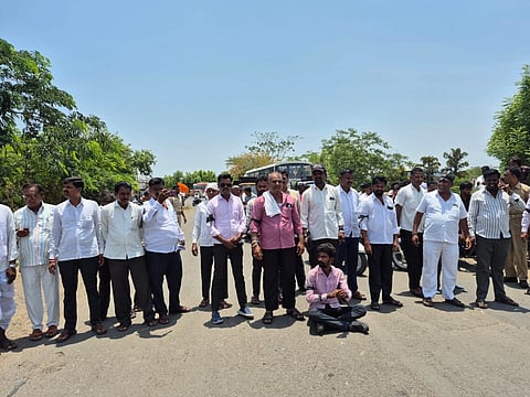 ಚಿಂಚೋಳಿ ಪಟ್ಟಣದ ಕ್ರಾಂತಿವೀರ ಸಂಗೋಳ್ಳಿರಾಯಣ್ಣ ನವರ ವೃತ್ತದ  ಬಳಿ ತಾಲೂಕು ಗೊಂಡ ಕುರುಬ ಸಂಘವು ಮುಖ್ಯಮಂತ್ರಿ ಸ್ಥಾನದಿಂದ ಸಿದ್ದರಾಮಯ್ಯ ನವರ ರಾಜಿನಾಮೆ ಪಡೆದ ಕಾಂಗ್ರೇಸ್ ಪಕ್ಷದ    ಹೈಕಮಾಂಡ ಮುಖಂಡರ ವಿರುದ್ಧ ರಸ್ತೆ ತಡೆ ನಡೆಸಿ ಟೈರಗಳಿಗೆ ಬೆಂಕಿ ಹಚ್ಚಿ ಬೃಹತ ಪ್ರತಿಭಟಿಸಿದರು.